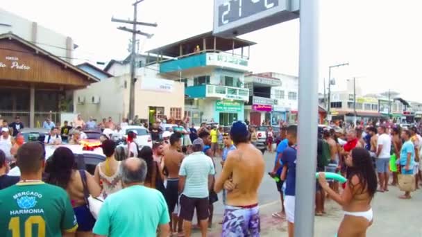 브라질 플로리아 폴리스의 거리에서 사람들을 체포하는 오른쪽으로 레프트 — 비디오