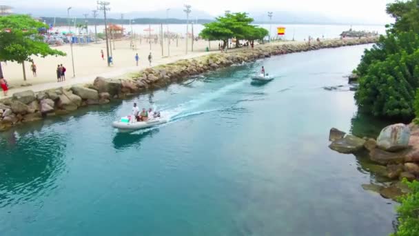从海上驶过狭窄水域的快艇 — 图库视频影像