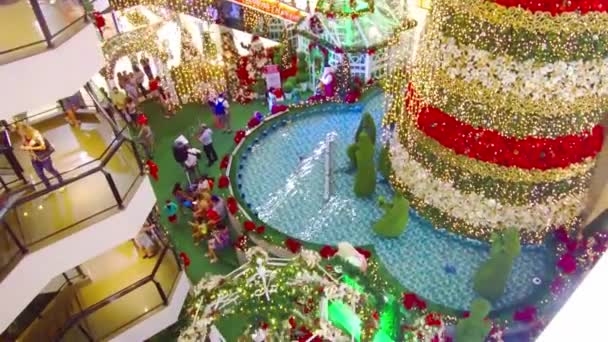 Pohon Natal Besar Dalam Pusat Perbelanjaan — Stok Video
