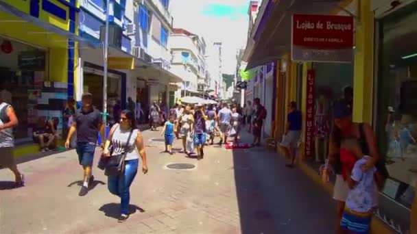 Personer Som Vandrar Ett Livligt Stadsområde Staden Florianopolis Brasilien — Stockvideo