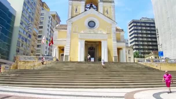 Vieux Jaune Portugais Marchant Vers Une Vieille Église Jaune Dans — Video