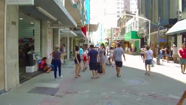 朋友们在巴西弗洛里亚诺波利斯市一个繁忙的商业区相遇 — 图库视频影像