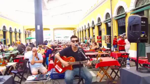 Guy Spielt Gitarre Restaurantbereich Inmitten Des Alten Historischen Marktgebäudes — Stockvideo