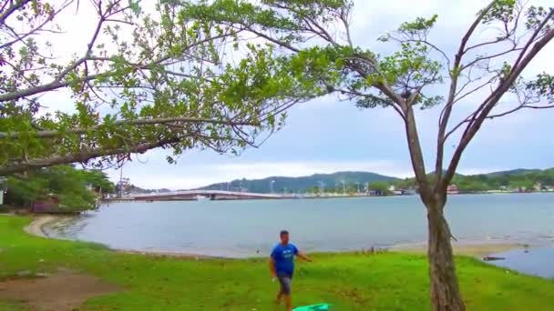 Mann Blauen Hemd Spaziert Vor Einem See Florianopolis — Stockvideo