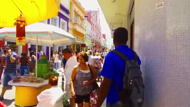 Man Die Kokoswater Verkoopt Het Drukke Centrum Van Stad Florianopolis — Stockvideo