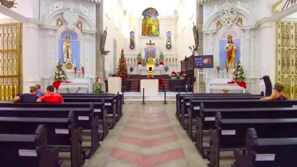 Caminando Hacia Frente Una Antigua Iglesia Través Del Centro — Vídeos de Stock