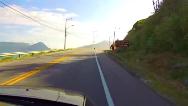 Conducir Por Una Carretera Con Línea Amarilla Junto Océano — Vídeo de stock