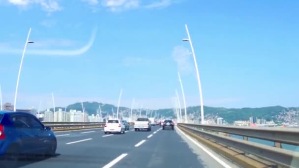 Brezilya Daki Florianopolis Sihirli Adasına Doğru Giden Bir Köprüden Geçiyoruz — Stok video
