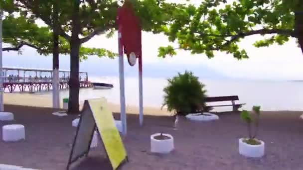 Вид Сбоку Безделье Острове Охлаждающими Людьми — стоковое видео