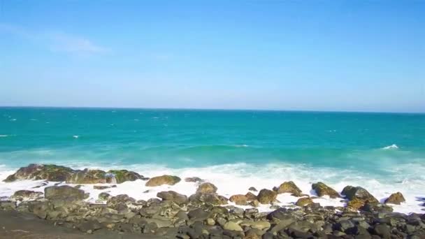 Vista Oceano Com Ondas Salpicando Nas Rochas — Vídeo de Stock