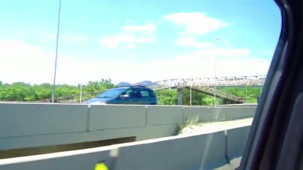 Widok Autostradę Małym Ogrodem Środku — Wideo stockowe