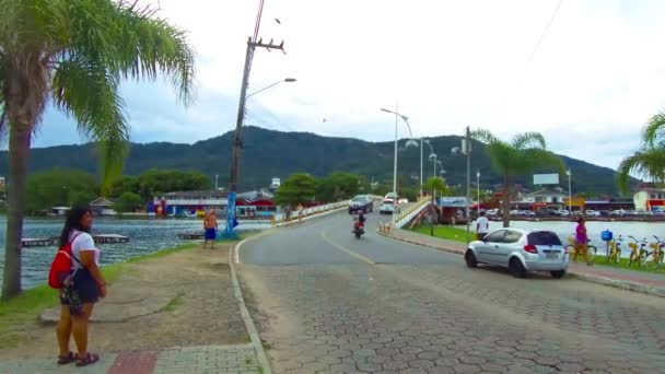 Carros Atravessando Ponte Sobre Lago — Vídeo de Stock