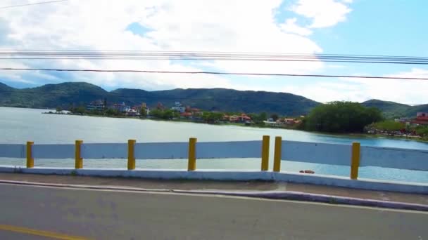 Vista Lateral Caminhar Uma Ponte Sobre Lago Com Carros Motos — Vídeo de Stock