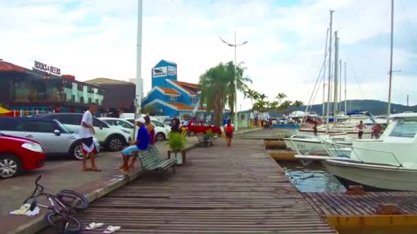 Caminar Sobre Una Plataforma Madera Junto Puerto Deportivo — Vídeo de stock