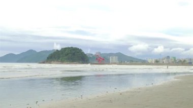 Plaj şehrinin önünde deniz olan küçük yeşil bir ada.