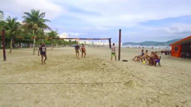 Çocuklar plaj voleybolu oynamaya hazırlanıyor.