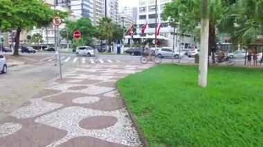 İnsanlar arkada trafiği ve arabaları olan bisiklet sürüyorlar..