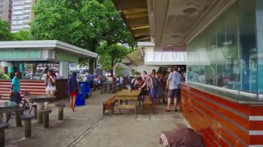 Kumsalın kenarında dinlenen insanlarla alışveriş yapmak.