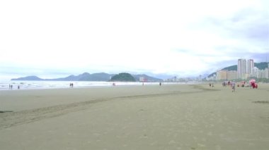  Boş bir kumsala doğru yürüyorum..