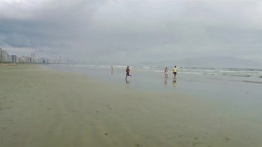  Önünde plaj olan binalar ve Santos 'ta kumlu bir plajda bir kanal..