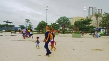  Aile sahilde yürümekten zevk alıyor.