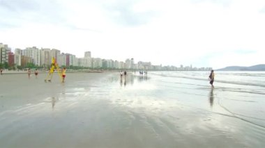Adam sudan çıkan bir çocuğu taşıyor..