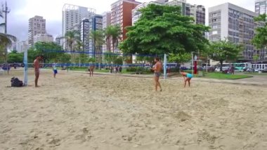 İnsanlar plaj voleybolu oynuyor..