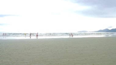  Sahilde yürüyen insanlar