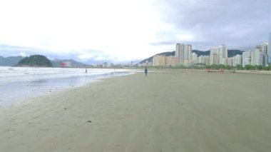 Sahilin kenarında yürüyorum.