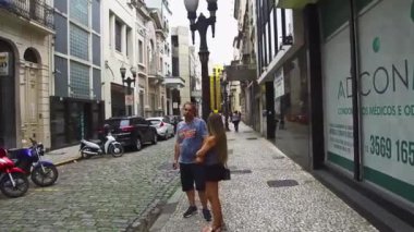 Restoranın önünde sigara içen çift.