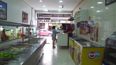 Açık büfedeki bir lokantanın içinde..