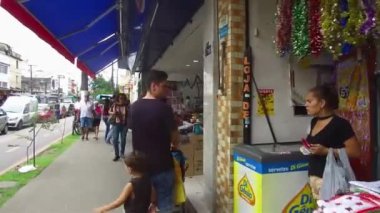 Santos şehir merkezinde sağda dükkanlar var..