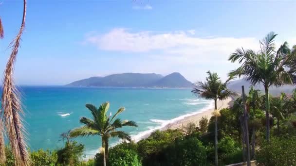 Hermosa Vista Panorámica Una Playa Brasileña Azul Con Montañas Palmeras — Vídeos de Stock