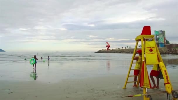 海滩附近的巴西救生员 — 图库视频影像