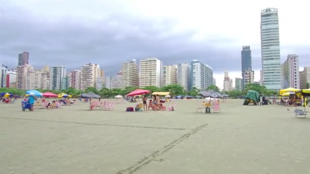 Groep Braziliaanse Meisjes Chillen Het Strand — Stockvideo