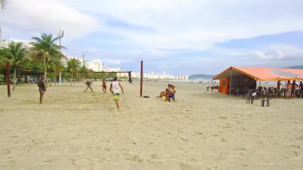 Caras Jogando Voleibol Uma Praia Brasil — Vídeo de Stock