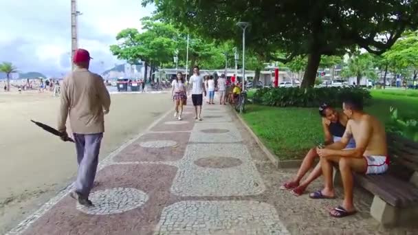 Человек Зонтиком Идет Тротуару Рядом Пляжем — стоковое видео