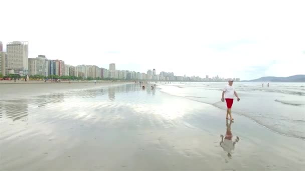 Uomo Rosso Breve Passeggiata Sulla Spiaggia — Video Stock