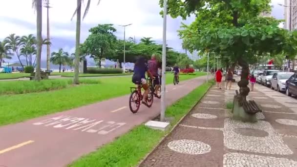 Pessoas Pedalando Pista Calçada Uma Cidade Praia — Vídeo de Stock
