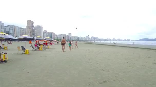 ボールを持ってビーチで遊んでいる家族 — ストック動画