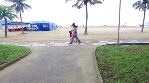 Pareja Con Niño Caminando Lado Playa — Vídeo de stock