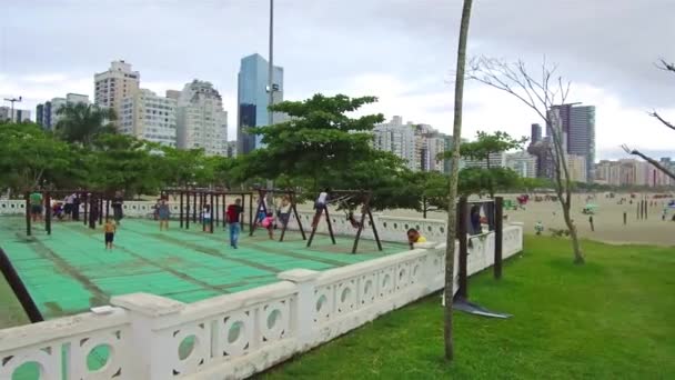 海浜公園内の小さな遊技場 — ストック動画