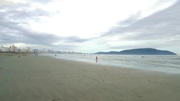 曇りの日のビーチ — ストック動画