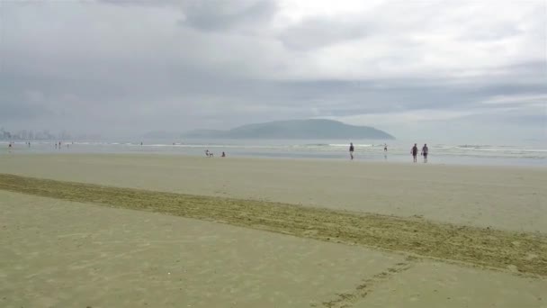 赤い救急車と曇りの日に大きな砂浜 パン左 — ストック動画