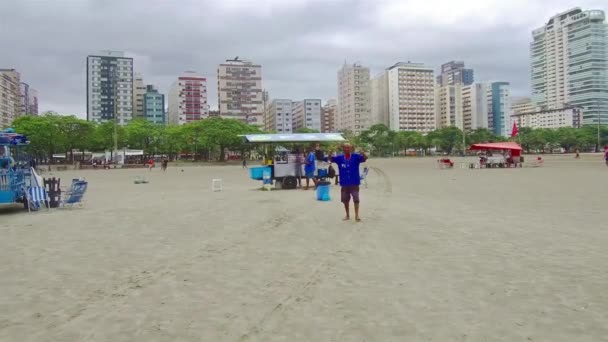 興奮ブラジルの屋台の所有者笑顔とカメラに手を振って — ストック動画