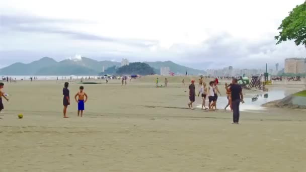 Niños Jugando Fútbol Con Una Pelota Amarilla Playa — Vídeo de stock