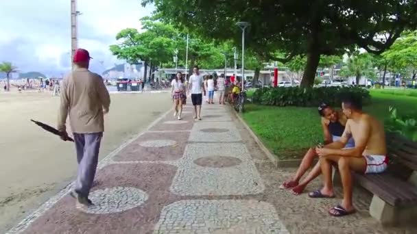 Uomo Con Ombrellone Che Cammina Sul Marciapiede Vicino Alla Spiaggia — Video Stock