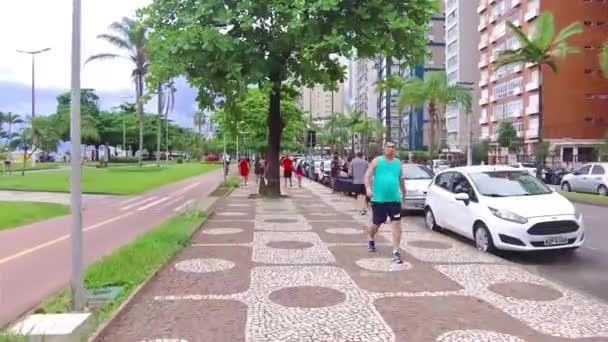 Pessoas Andando Correndo Calçada Uma Cidade Praia — Vídeo de Stock