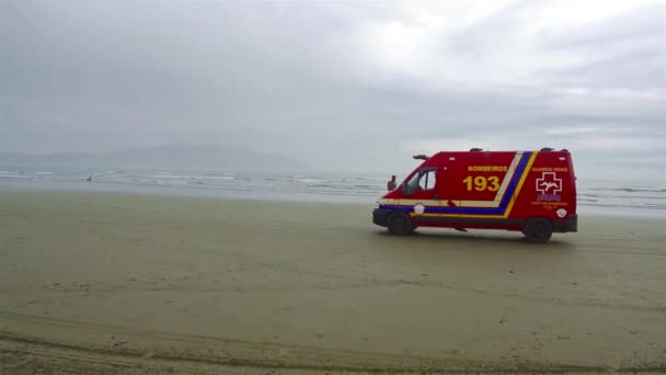 Ambulanza Rossa Guida Lentamente Sulla Spiaggia Sicurezza — Video Stock