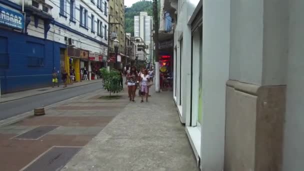 Una Familia Afro Caminando Por Las Calles Guijarros Del Centro — Vídeos de Stock